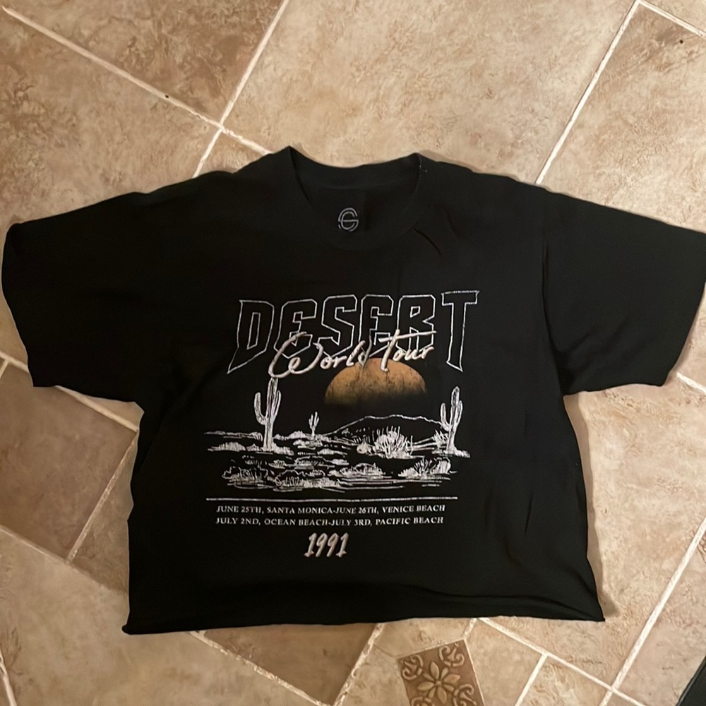 Graphic tee, cropped, size medium